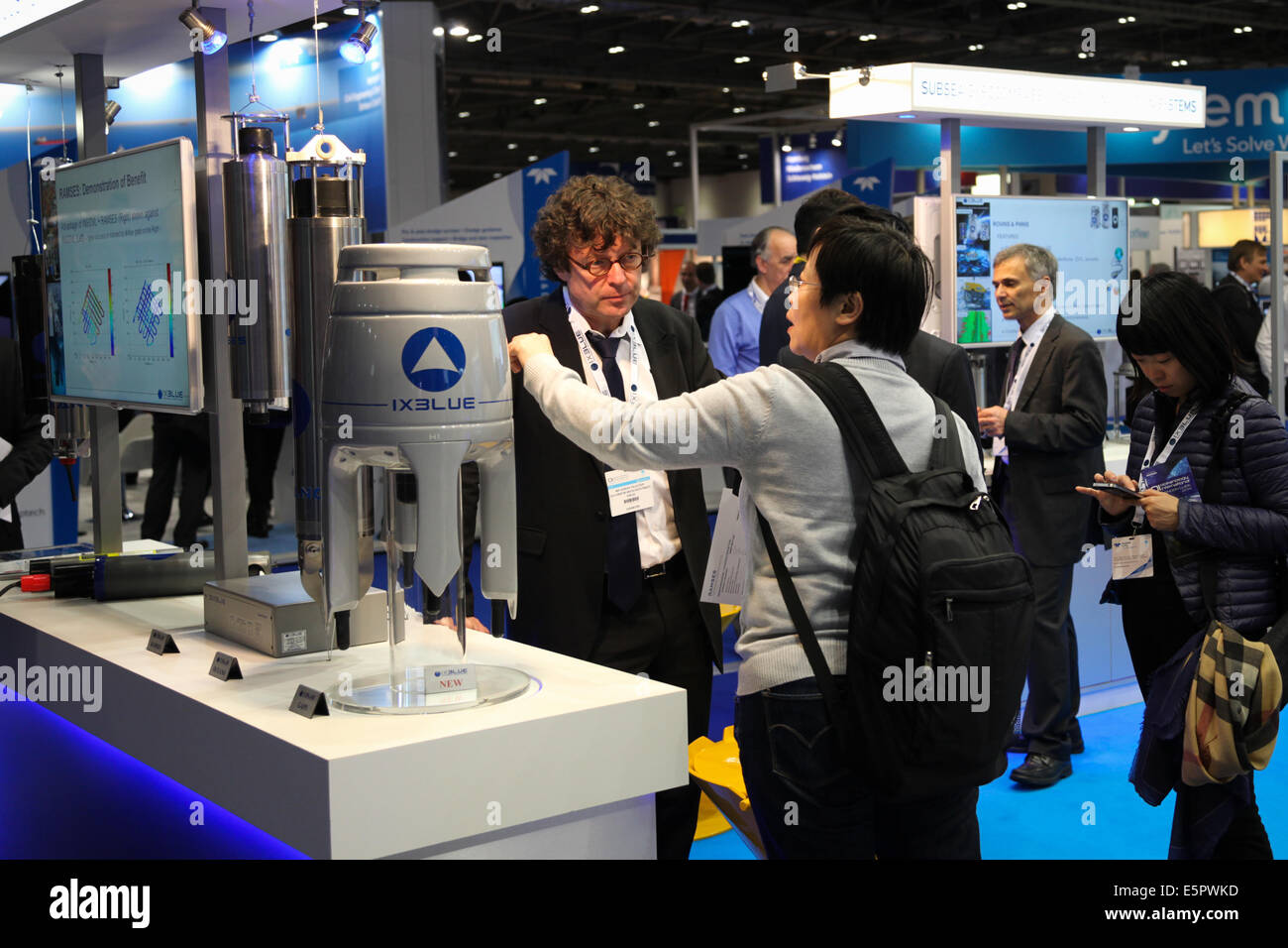 Les gens en discussion à l'IXBlue stand à Oceanology International a trois jours d'exposition tenue au centre ExCeL de Londres Banque D'Images