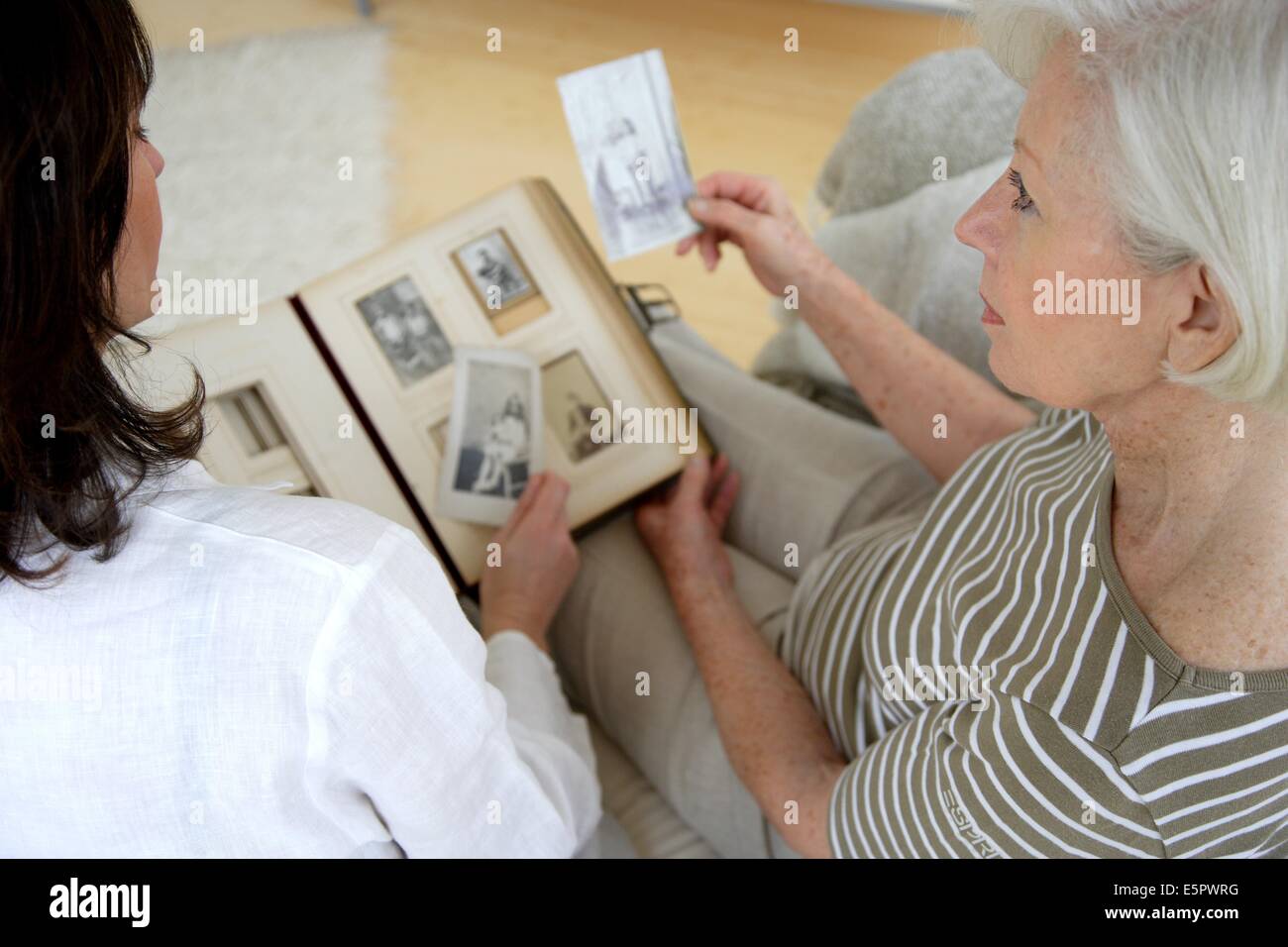 Femme âgée à la recherche de photos anciennes. Banque D'Images