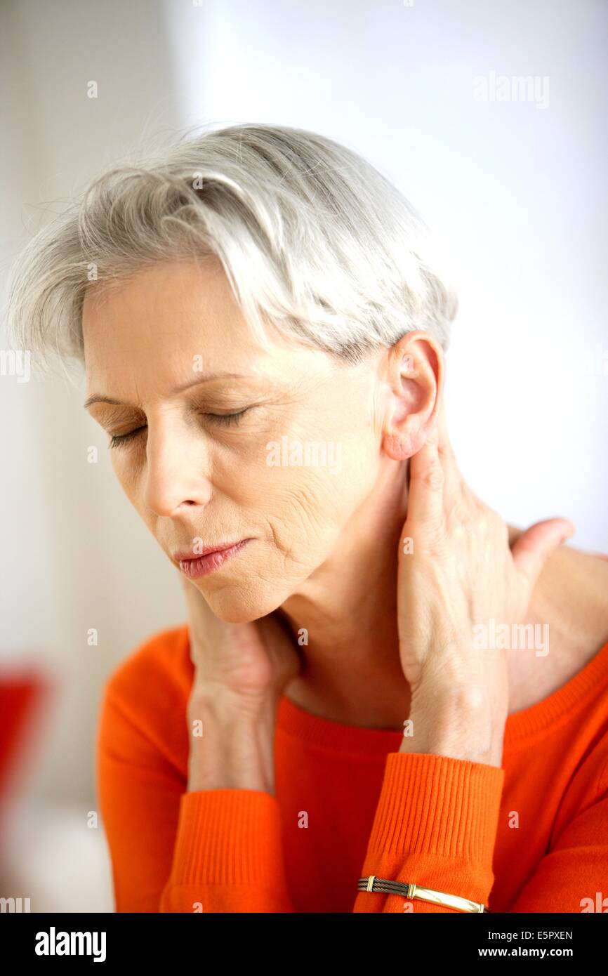 Femme souffrant de douleur au cou. Banque D'Images