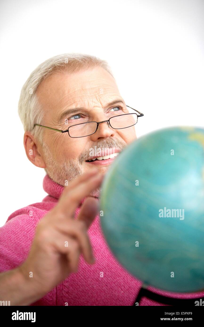 L'homme en regardant une carte du monde. Banque D'Images