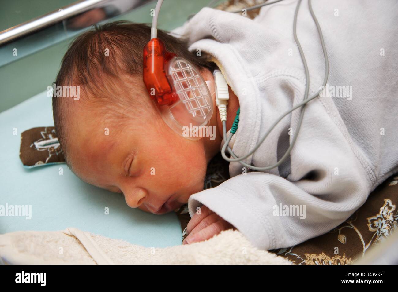 Jour 2 En Bebe De Test De Depistage De La Surdite A La Methode Des Potentiels Evoques Auditifs Pea Qui Analyse Les Photo Stock Alamy