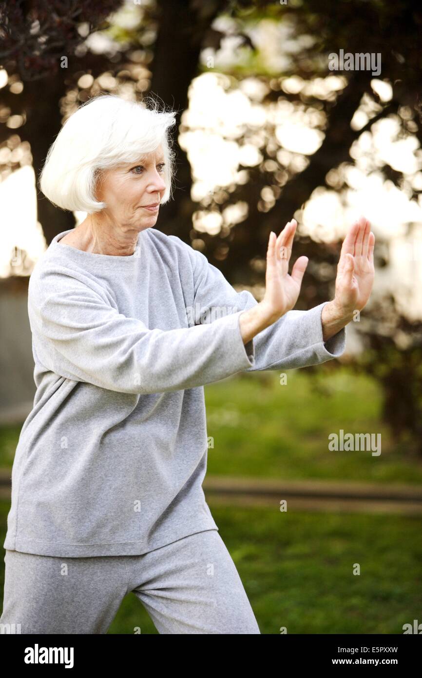 Woman practicing Tai chi. Banque D'Images