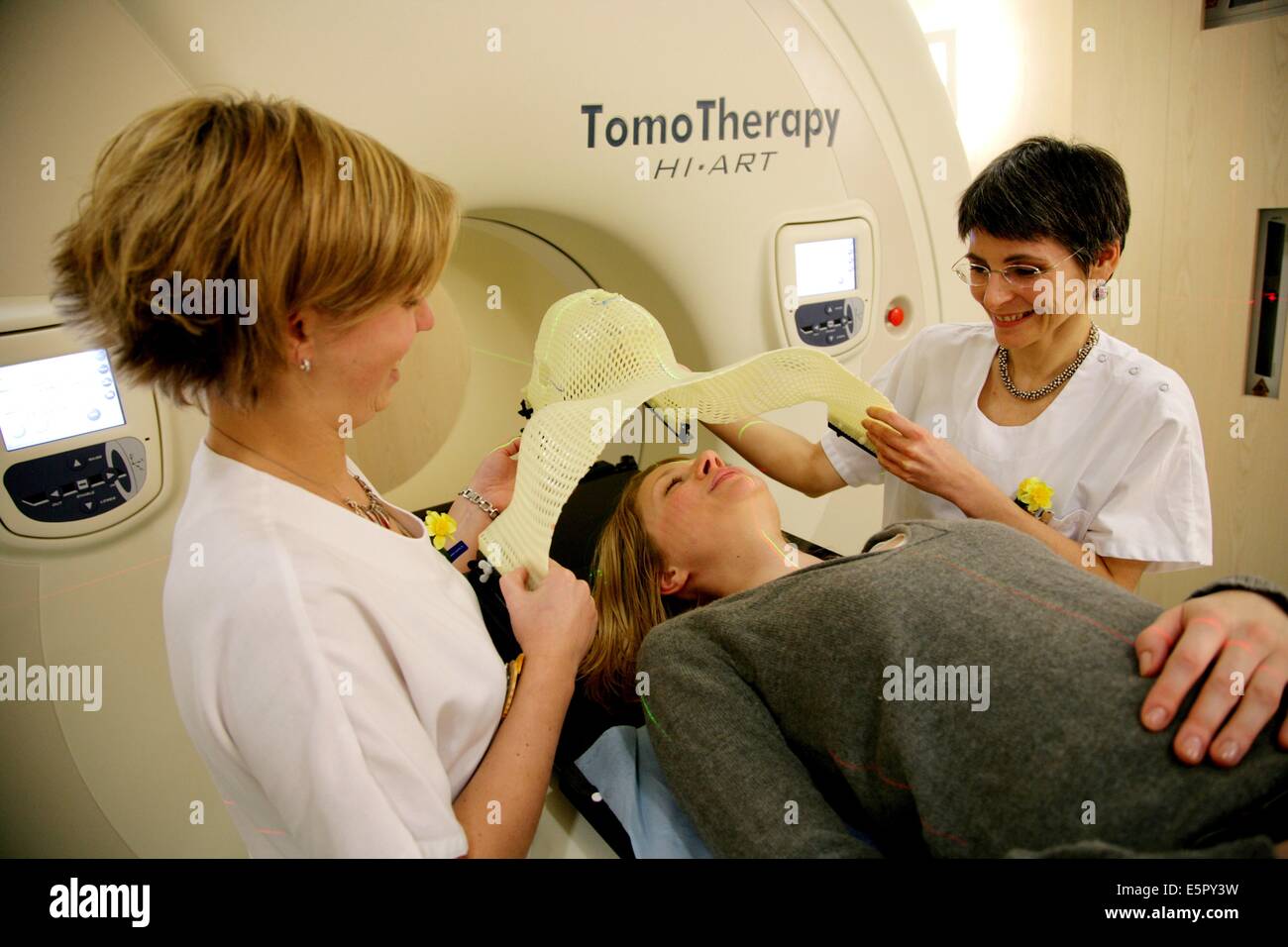 En janvier 2007, l'Institut Curie, Paris, France, a été le premier hôpital en France pour traiter le cancer avec la tomothérapie, ce Banque D'Images