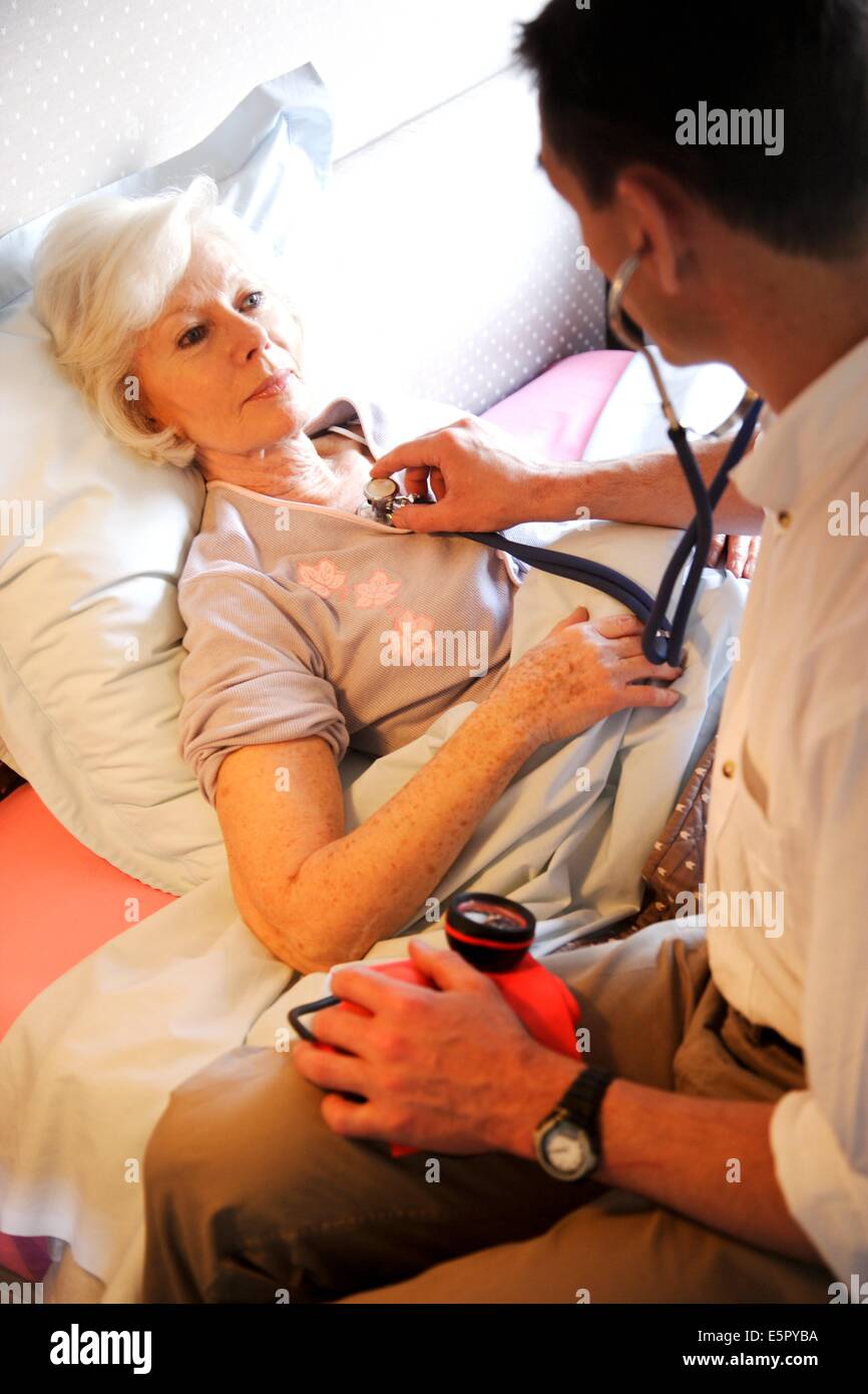 Médecin examinant un patient avec un stéthoscope. Banque D'Images