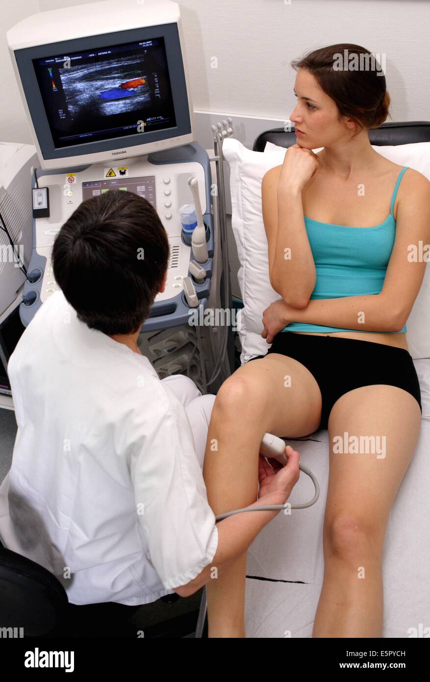 Un patient en cours d'échographie Doppler (angiodynography) scan des jambes d'étudier l'écoulement de sang et d'étudier les possibilités d'une Banque D'Images