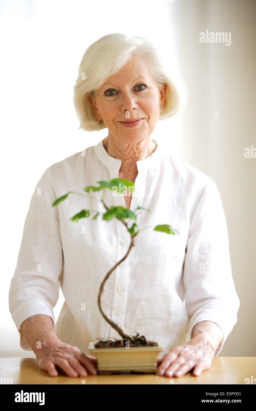 Femme avec Bonsai. Banque D'Images
