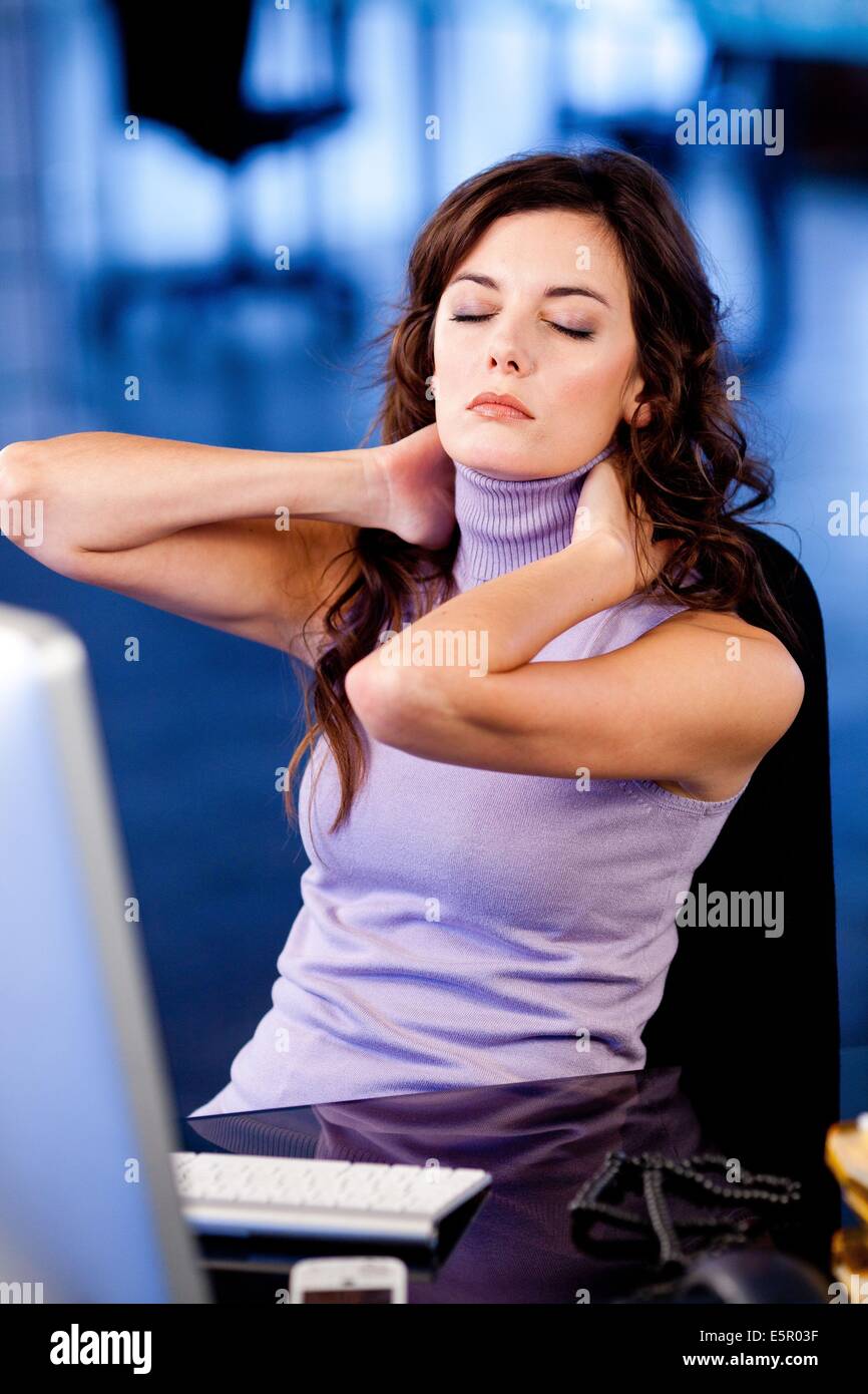 Femme au travail souffrant de douleur au cou. Banque D'Images