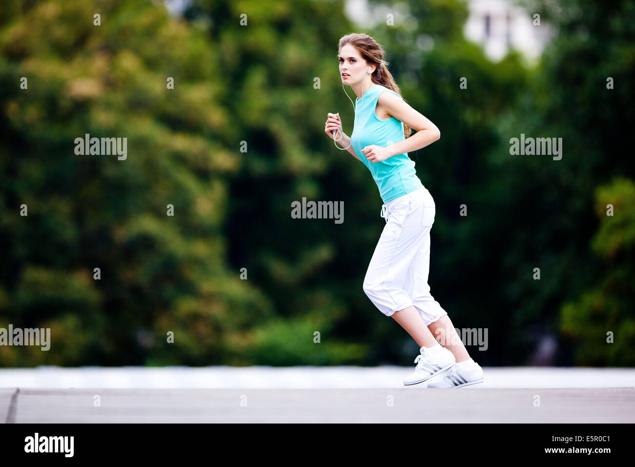 Woman jogging le parc. Banque D'Images