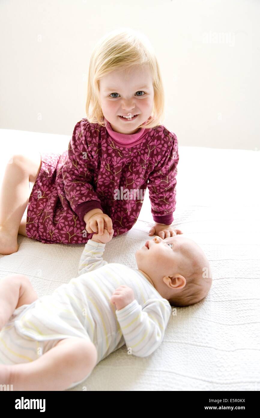 2 ans petite fille et son frère de 3 mois. Banque D'Images