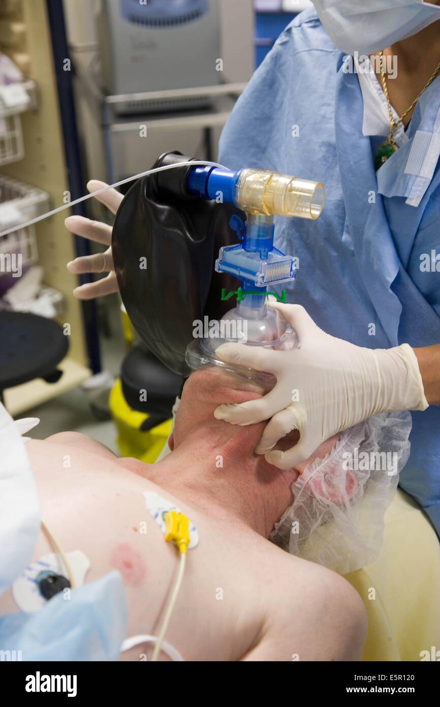 Le patient sous anesthésie générale, avec une assistance respiratoire masque. Banque D'Images