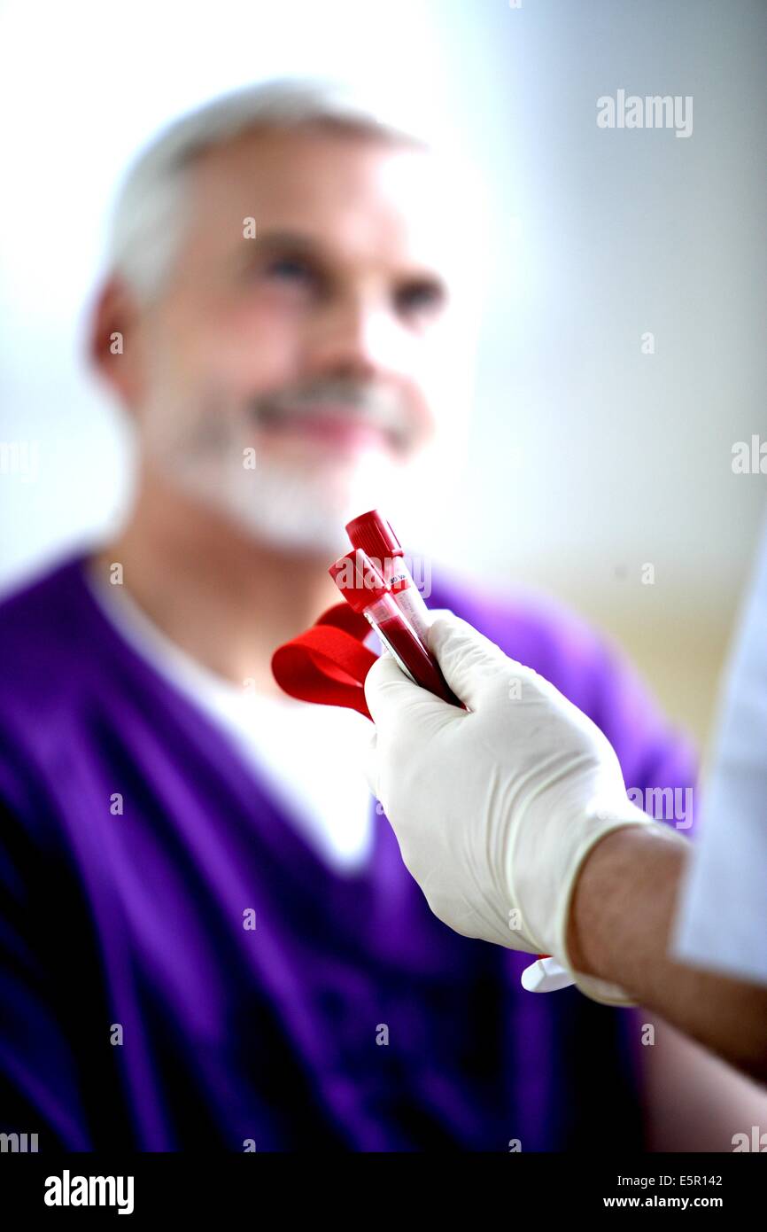 Homme de 60 ans ayant de l'échantillon de sang. Banque D'Images