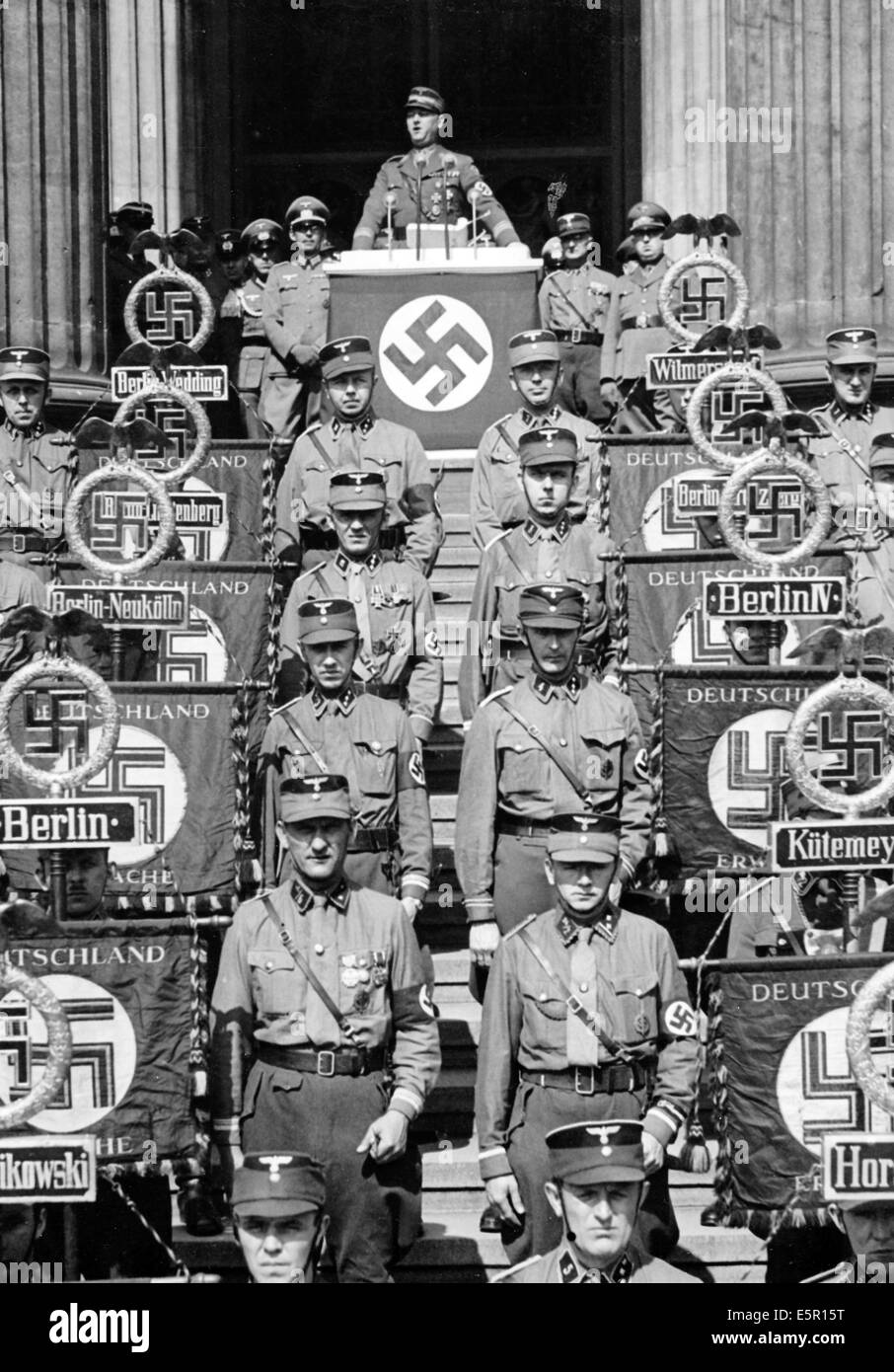 Marche de la sa de Berlin (Sturmabteilung) et des soldats de la sa avec le chef d'état-major de la sa Viktor Lutze à Berlin, Allemagne, avril 1940. Fotoarchiv für Zeitgeschichte - PAS DE SERVICE DE FIL Banque D'Images