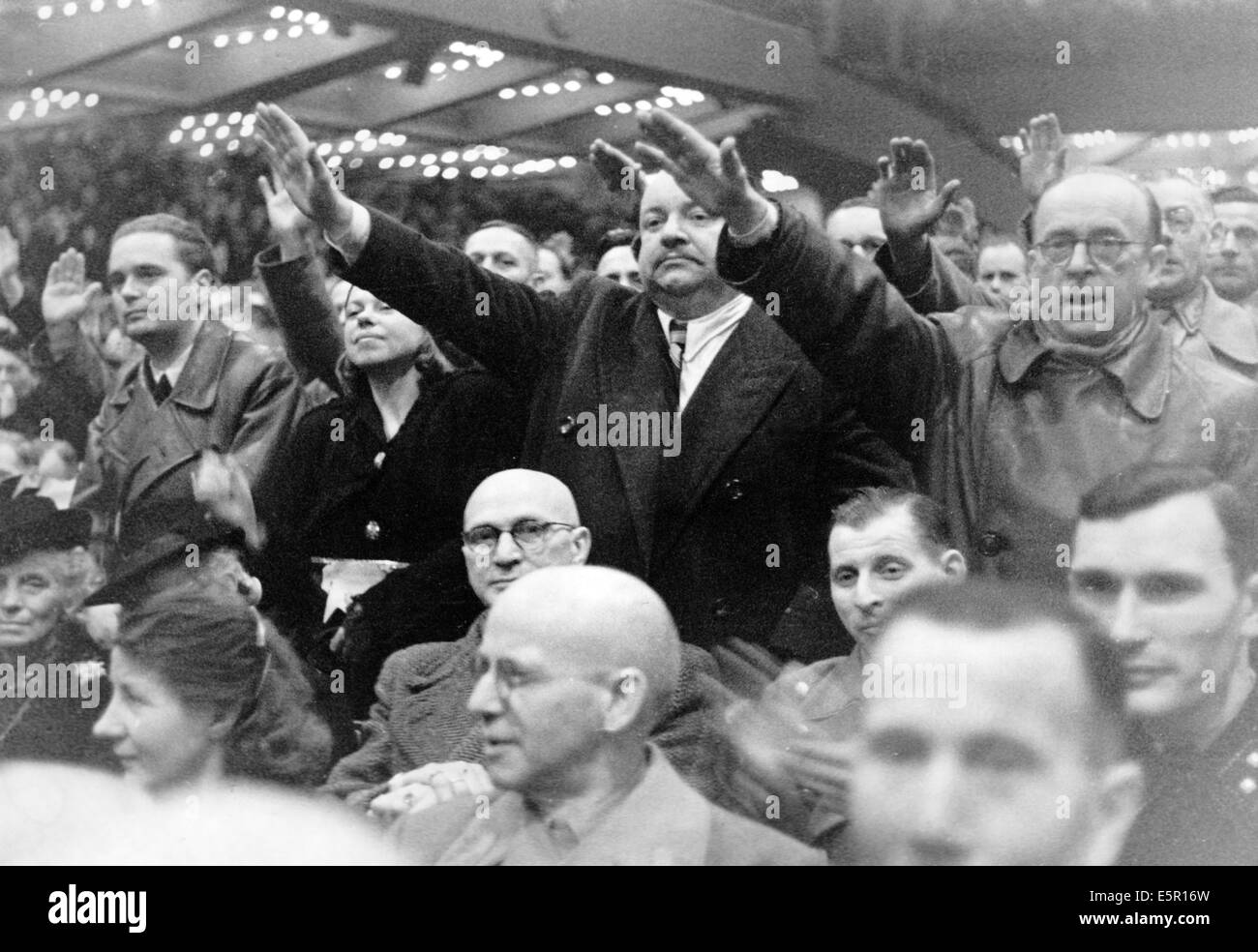 Un grand groupe de personnes d'écouter les discours de ministre de la propagande Joseph Goebbels, qui a appelé à 'guerre totale' au Sportpalast de Berlin, Allemagne, 18 février 1943. L'original du texte de propagande nazie sur le dos de l'image : grand rallye Sportpalast avec Reich Ministre Dr. Goebbels. Dans le lieu traditionnel, le Berlin Sportpalast, un grand rassemblement a eu lieu le 02.18.1943 où Reich Ministre Dr. Goebbels a prononcé un discours. Le consentement spontané aux questions discutées par le Dr Goebbels ont montré la relation étroite entre les différents groupes de personnes de toutes les professions et le Nazi leadershi Banque D'Images