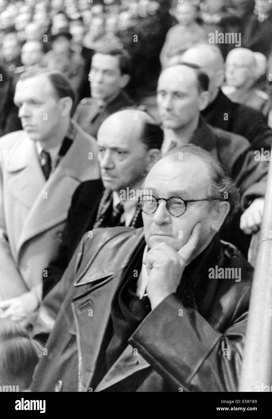 Un grand groupe de personnes écoutent le discours du ministre de la propagande Joseph Goebbels, qui a appelé à une "guerre totale" au Sportpalast de Berlin, Allemagne, le 18 février 1943. Le texte original de propagande nazie au dos de la photo: 'Événement spécial par le NSDAP. Gau Berlin dans le Sportspalast avec un discours du Gauleiter de Berlin, le ministre Reich, M. Goebbels. Notre photo montre des figures du monde de l'art ont répondu à l'invitation du ministre Reich, de droite à gauche Eugen Kloepfer, Theodor Loos et du compositeur Franz Grothe. Fotoarchiv für Zeitgeschichte - PAS DE SERVICE DE FIL Banque D'Images