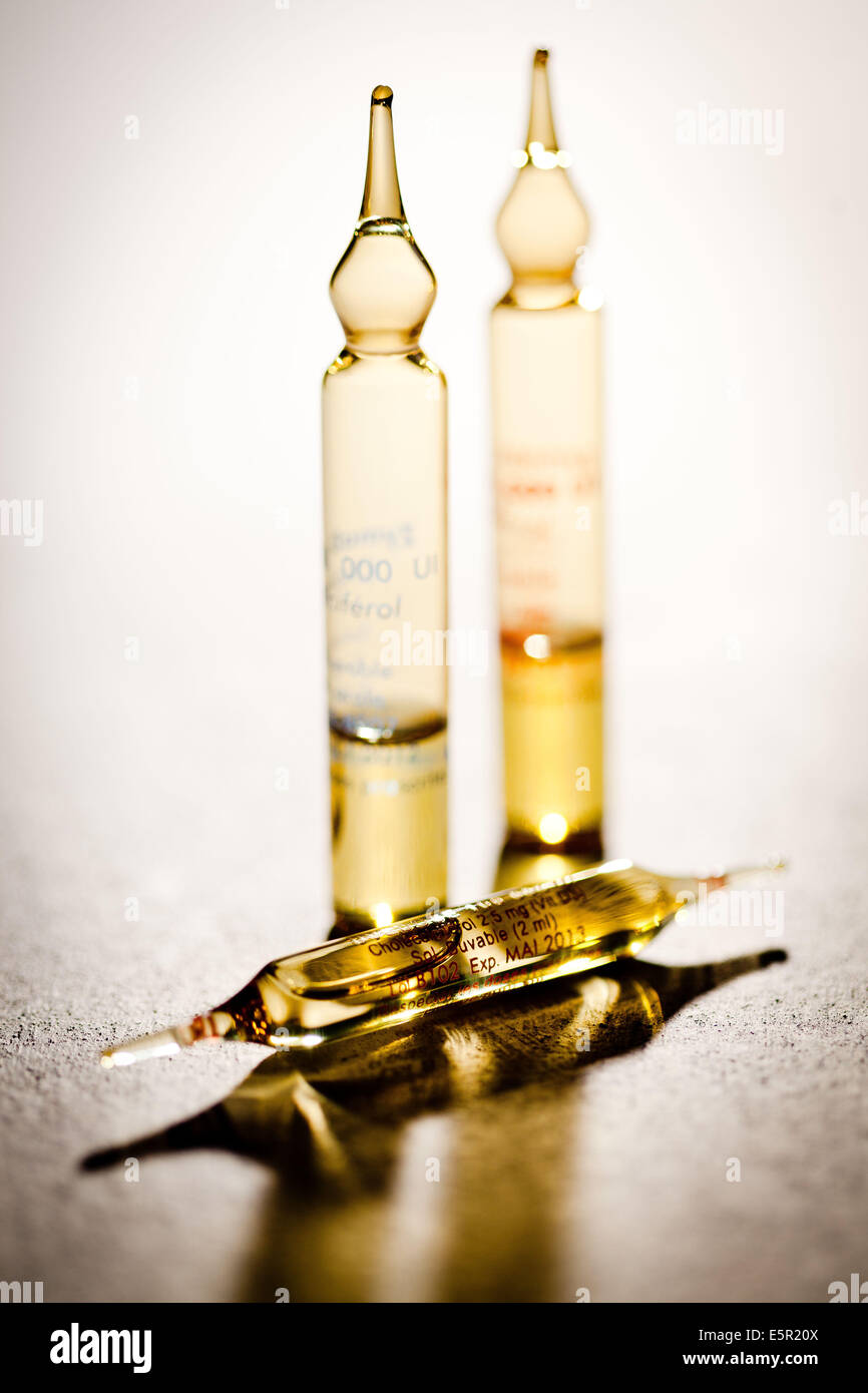 Ampoules en verre de vitamine D Photo Stock Alamy