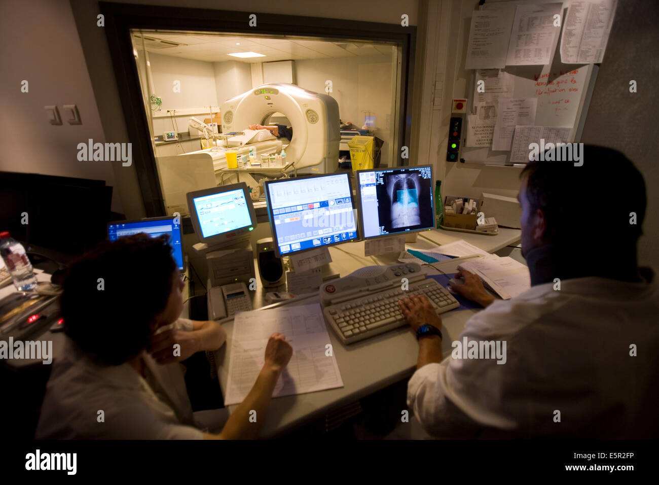 Patient en cours d'coeur 3D CT scan, Ministère de l'imagerie médicale, centre cardiologique du Nord, Saint Denis, France. Banque D'Images