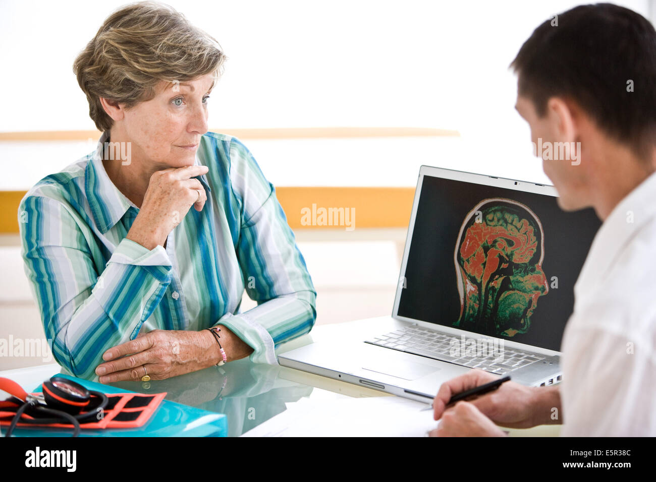 Doctor cerveau l'imagerie par résonance magnétique (IRM) avec un patient. Banque D'Images