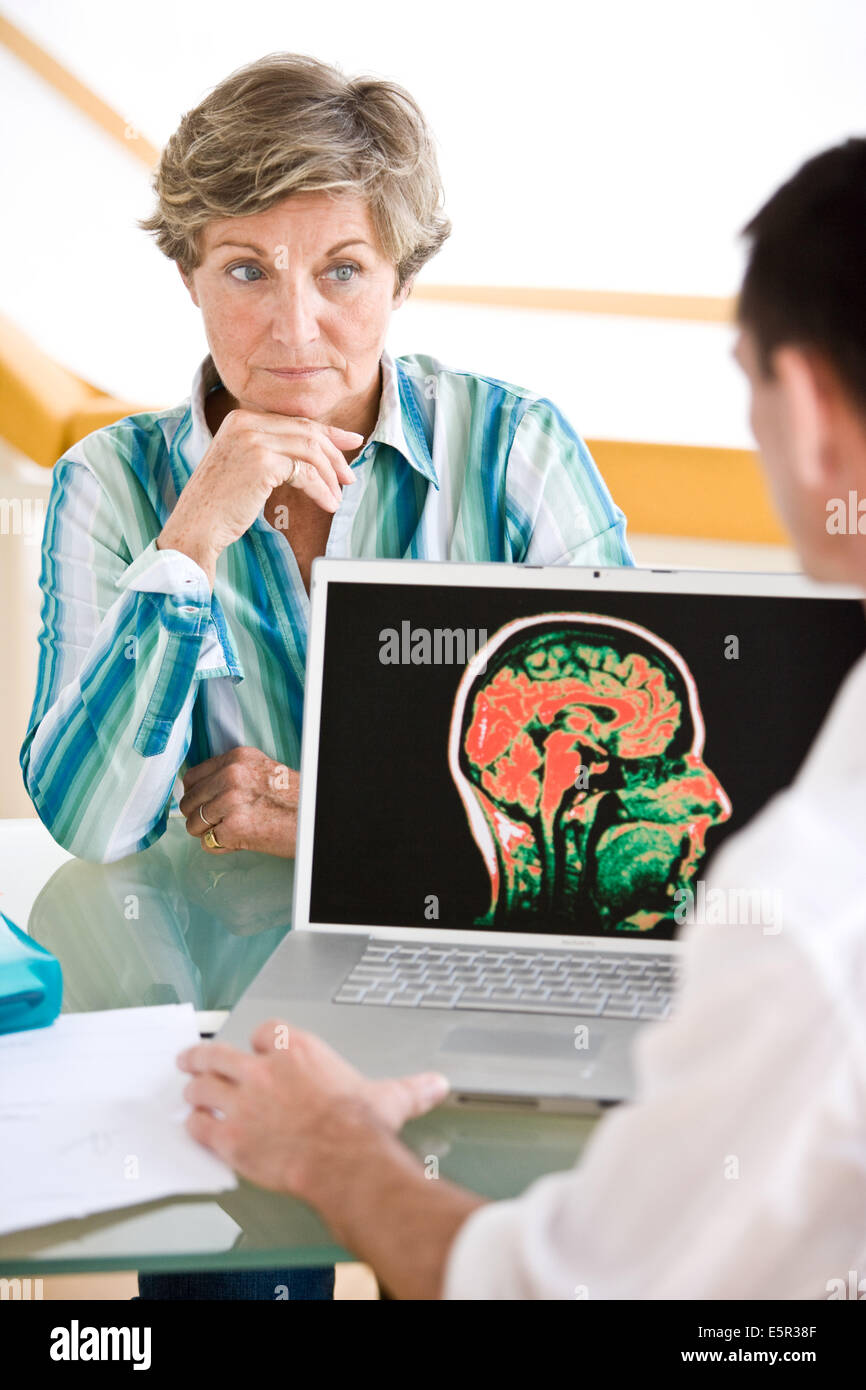 Doctor cerveau l'imagerie par résonance magnétique (IRM) avec un patient. Banque D'Images