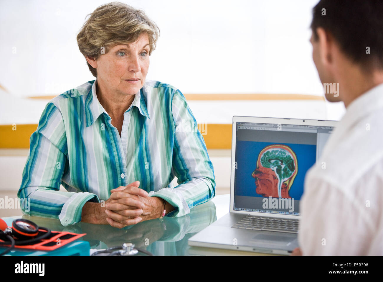 Doctor cerveau l'imagerie par résonance magnétique (IRM) avec un patient. Banque D'Images