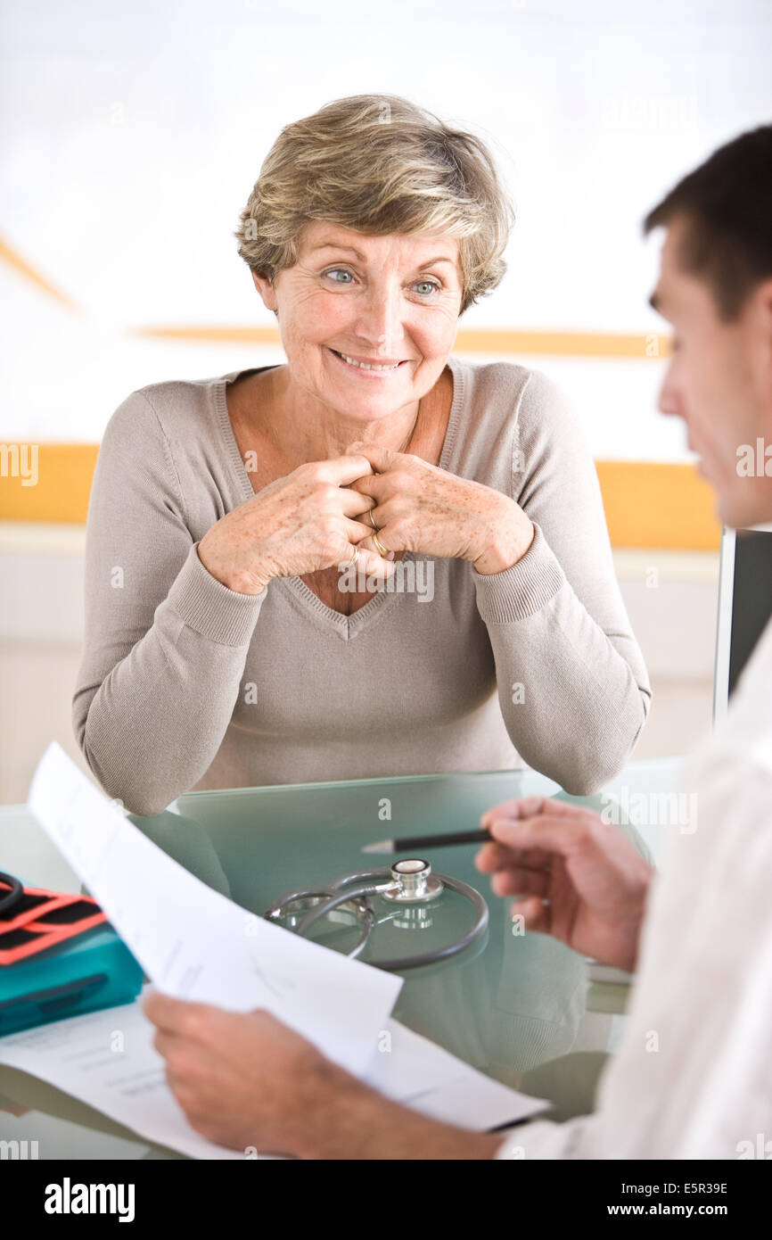 Le médecin généraliste est l'écriture d'une prescription médicale. Banque D'Images