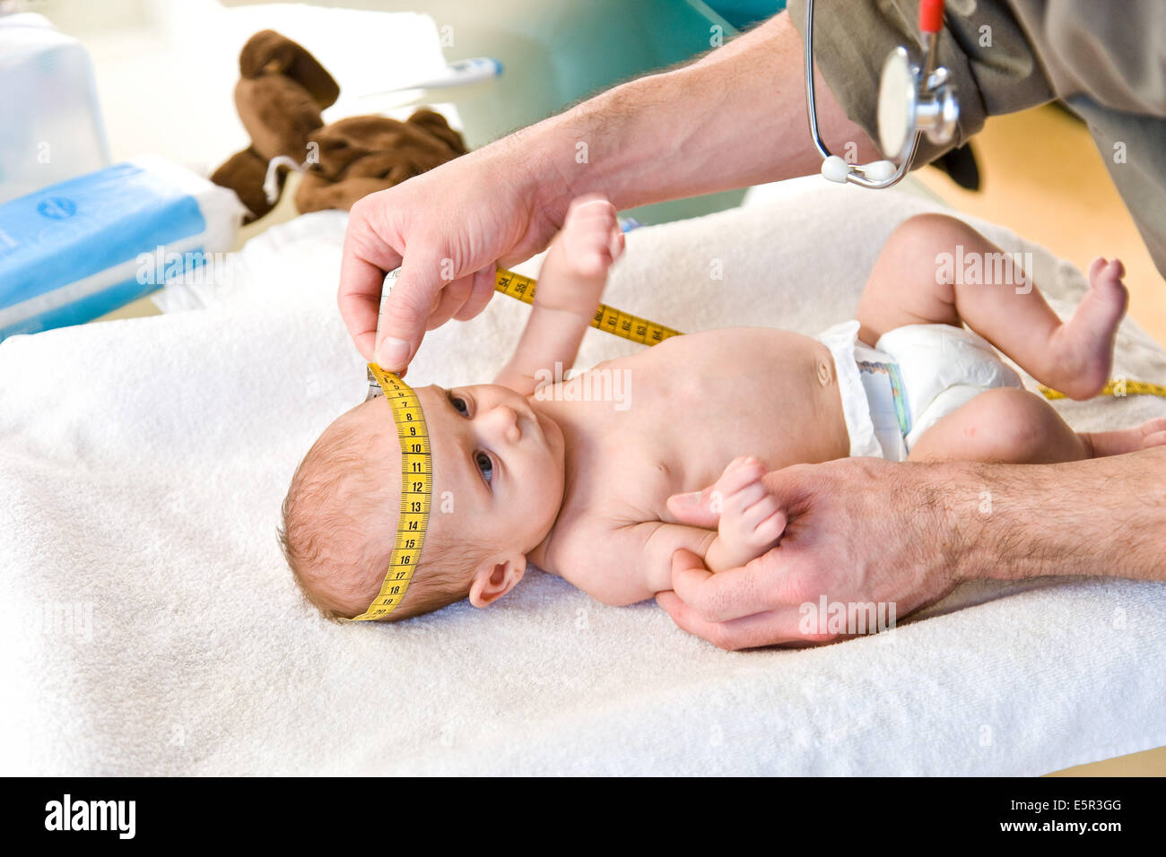 Pédiatre de mesurer la circonférence d'un 2 mois, tête du bébé