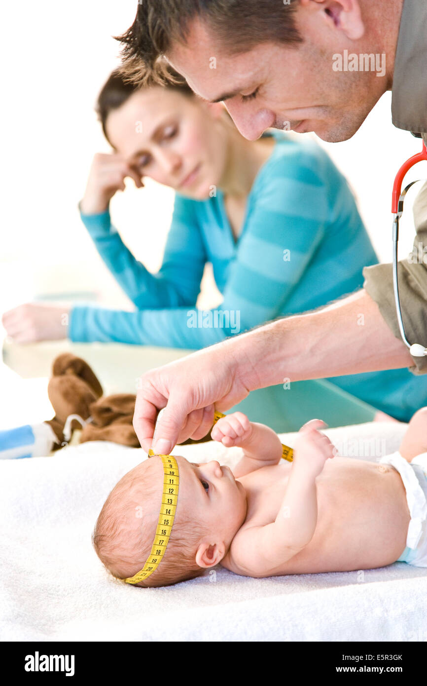 Pediatre De Mesurer La Circonference D Un 2 Mois Tete Du Bebe Perimetre Cranien Avec Un Ruban A Mesurer Photo Stock Alamy