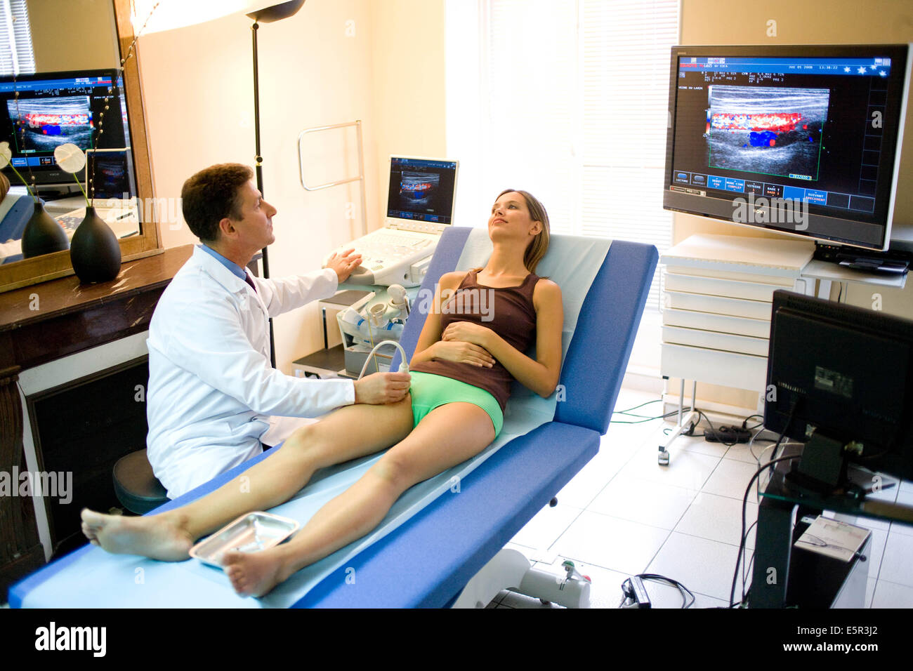 Un patient en cours d'échographie Doppler (angiodynography) scan des jambes d'étudier l'écoulement de sang et d'étudier les possibilités d'une Banque D'Images