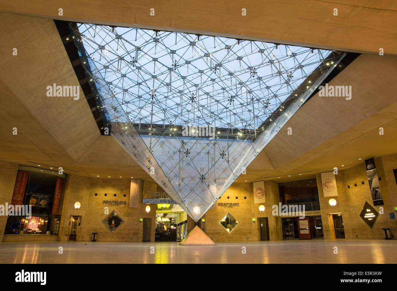 La pyramide inversée la pyramide inversée, dans le Carrousel du Louvre shopping mall, Paris, France Banque D'Images