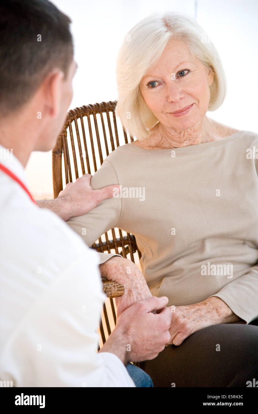 Médecin parlant avec femme âgée. Banque D'Images