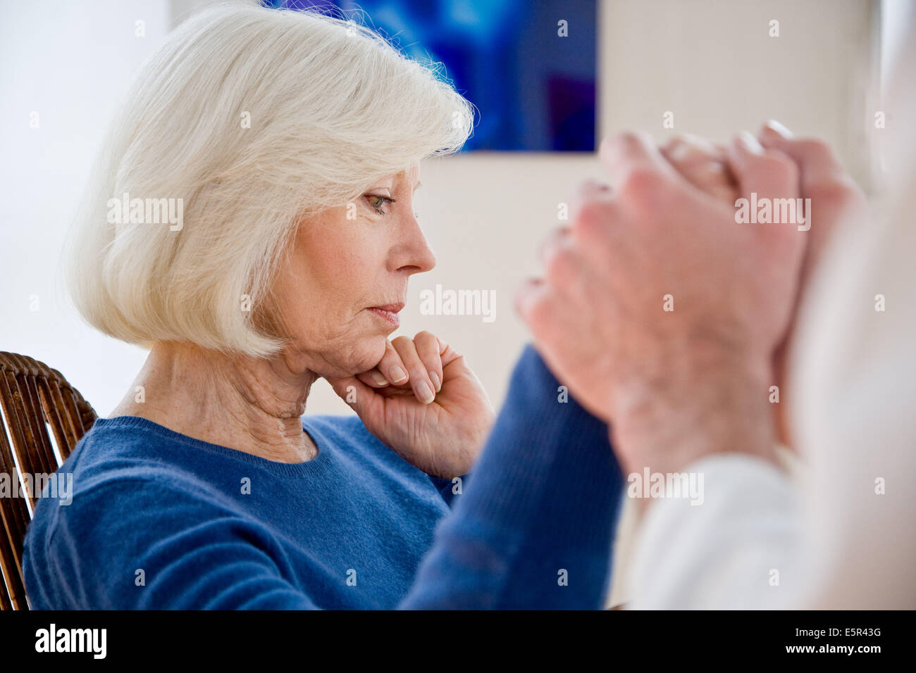 Médecin femme âgée réconfortant. Banque D'Images