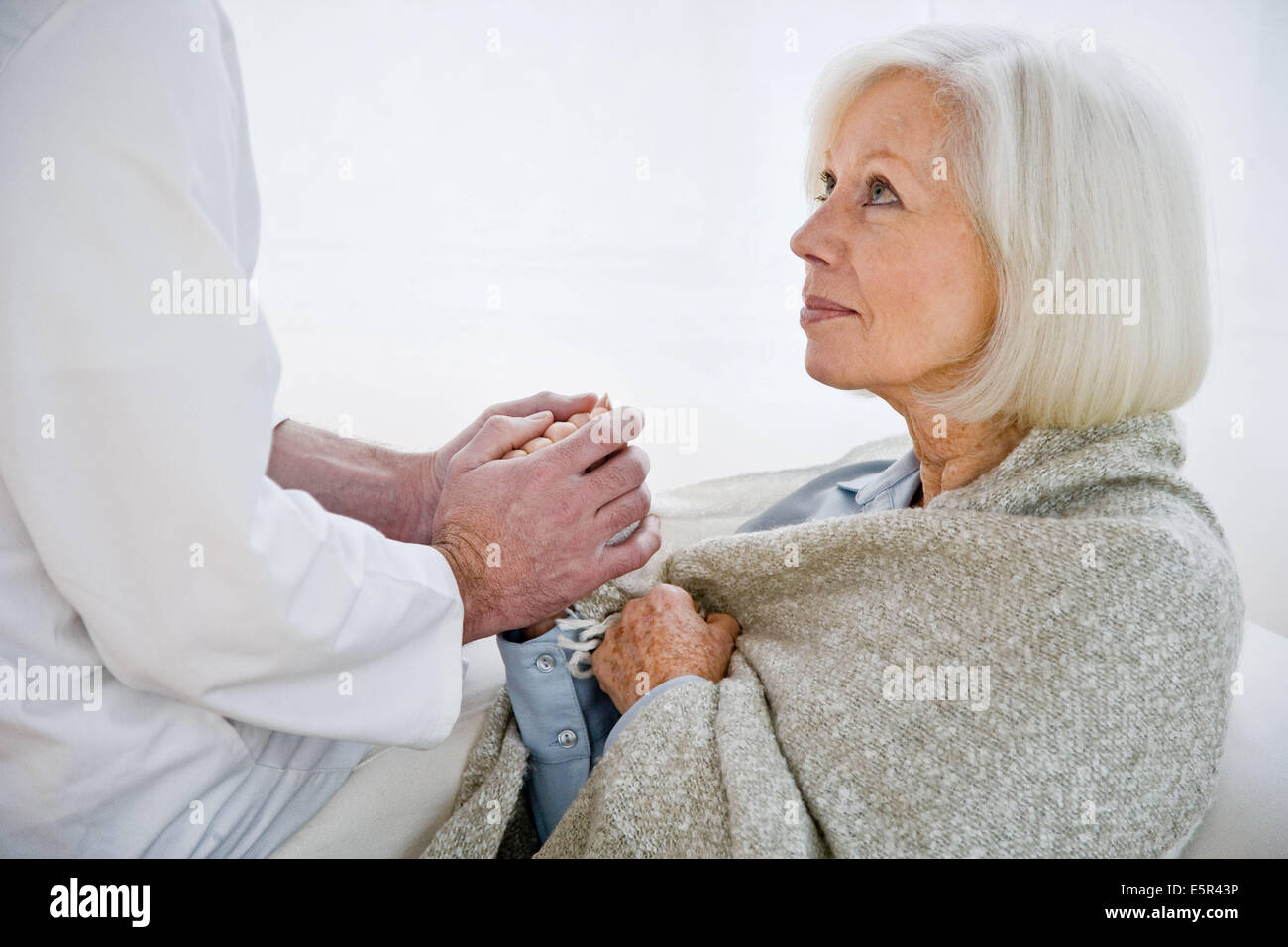 Médecin femme âgée réconfortant. Banque D'Images