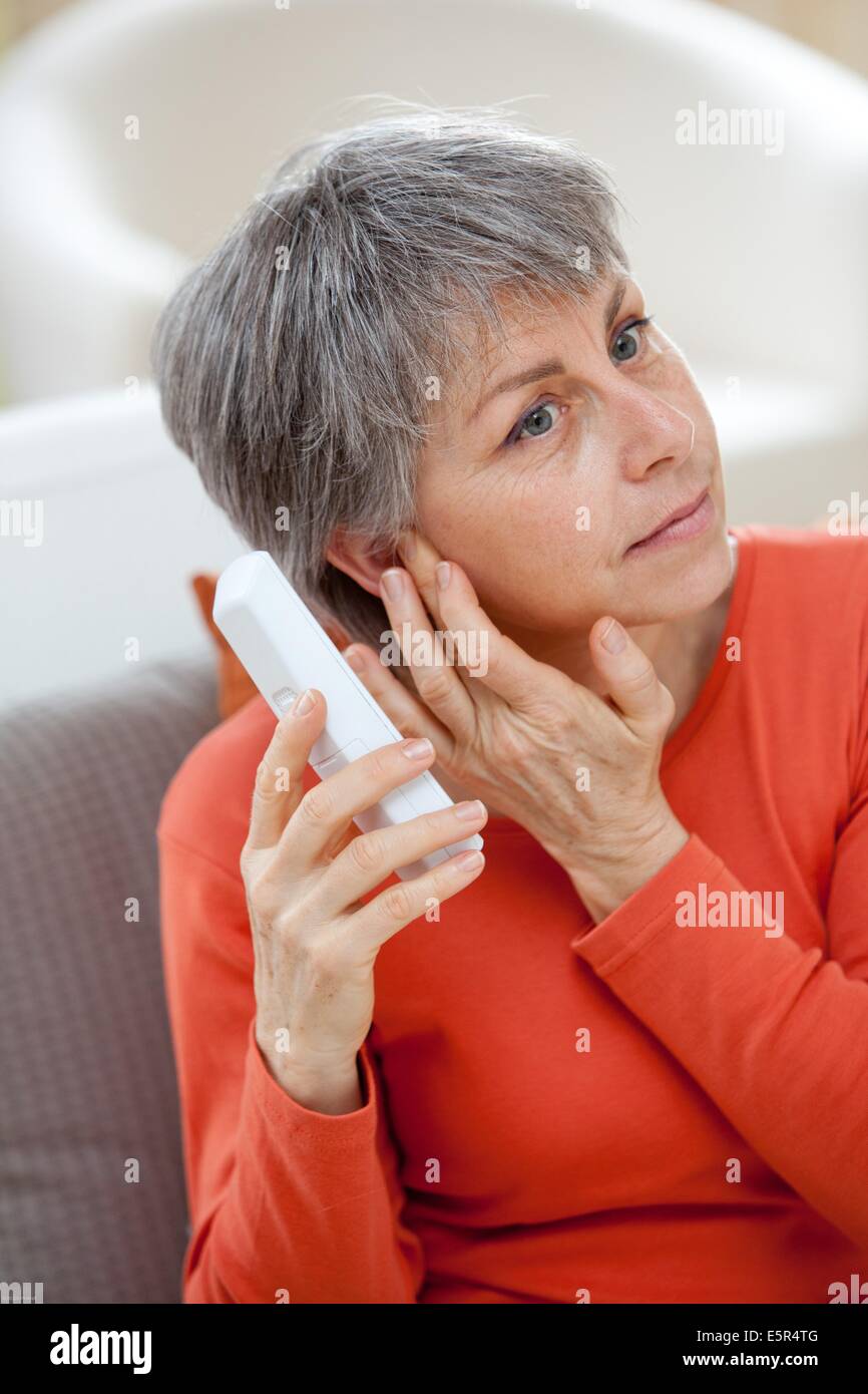 Senior woman phoning. Banque D'Images
