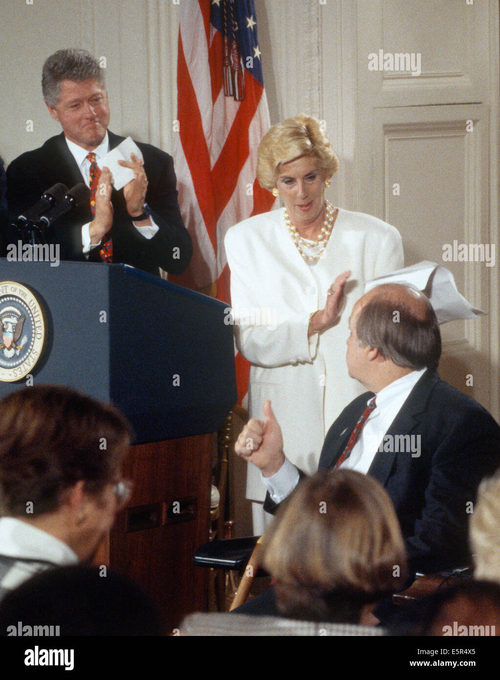 Nous. 4e août, 2014. PIX DE FICHIER : Le président des États-Unis, Bill Clinton, à gauche, et Sarah Brady, centre, applaudir en tant qu'ancien secrétaire de presse de la Maison Blanche James S. Brady, droite, clignote un "Thumbs-up" au cours de la 'Loi Brady' cérémonie de signature, à l'East Room de la Maison Blanche à Washington, DC Le 30 novembre 1993. Brady est décédé lundi 4 août, 2014. Dpa : Crédit photo alliance/Alamy Live News Banque D'Images