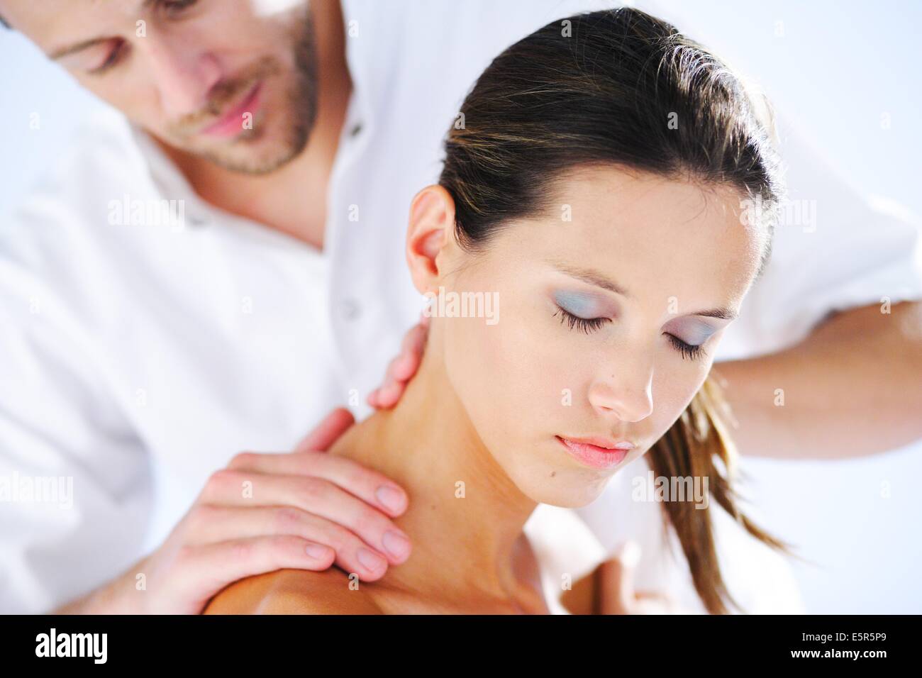 Le cou de la femme qui se fait manipuler par l'ostéopathe. Banque D'Images