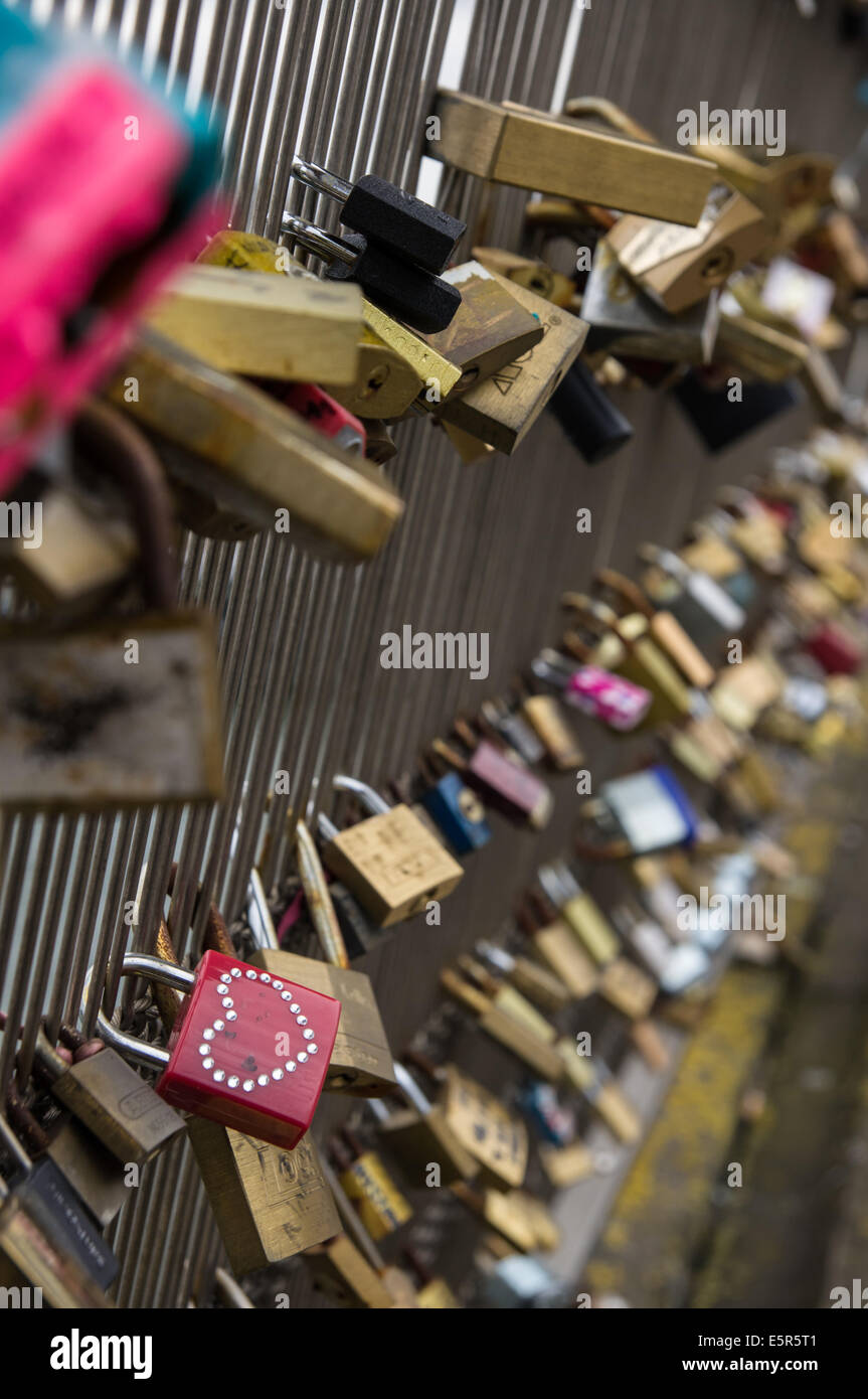 Cadenas avec noms et dates laissés par les couples sur la passerelle Léopold-Sédar-Senghor, passerelle Solférino, Paris, France Banque D'Images