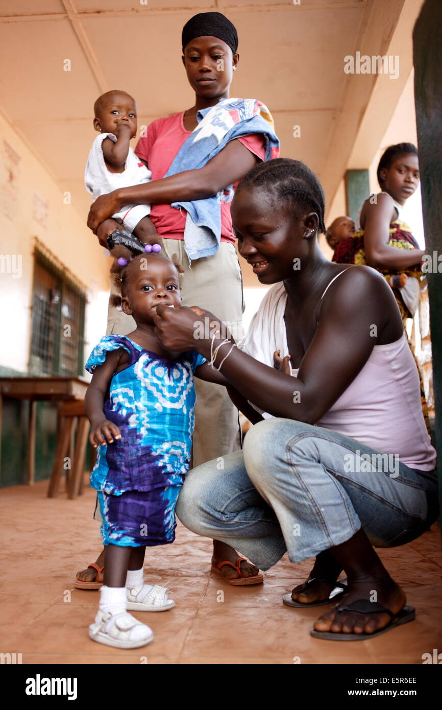 Enfant mangeant Plumpy nut, aliments thérapeutiques à base d'arachides, de programme de traitement ambulatoire de la malnutrition mis en œuvre par une collectivité locale Banque D'Images