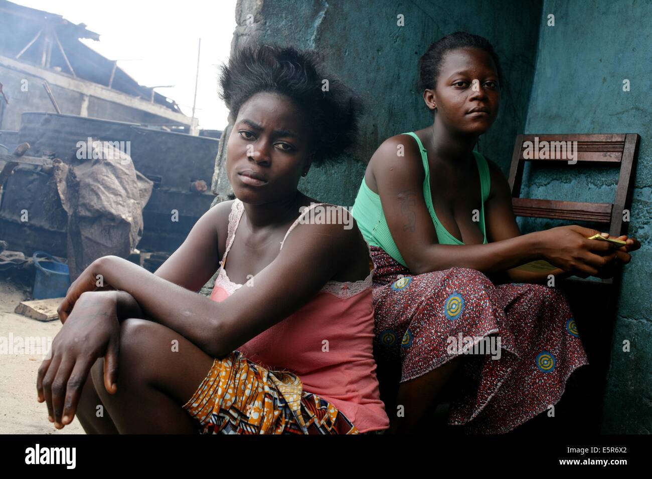 Jeune femme enceinte, d'un programme pour la prévention de la malnutrition mis en œuvre par Action Contre la Faim (ACF), Westpoint bidonville, Banque D'Images