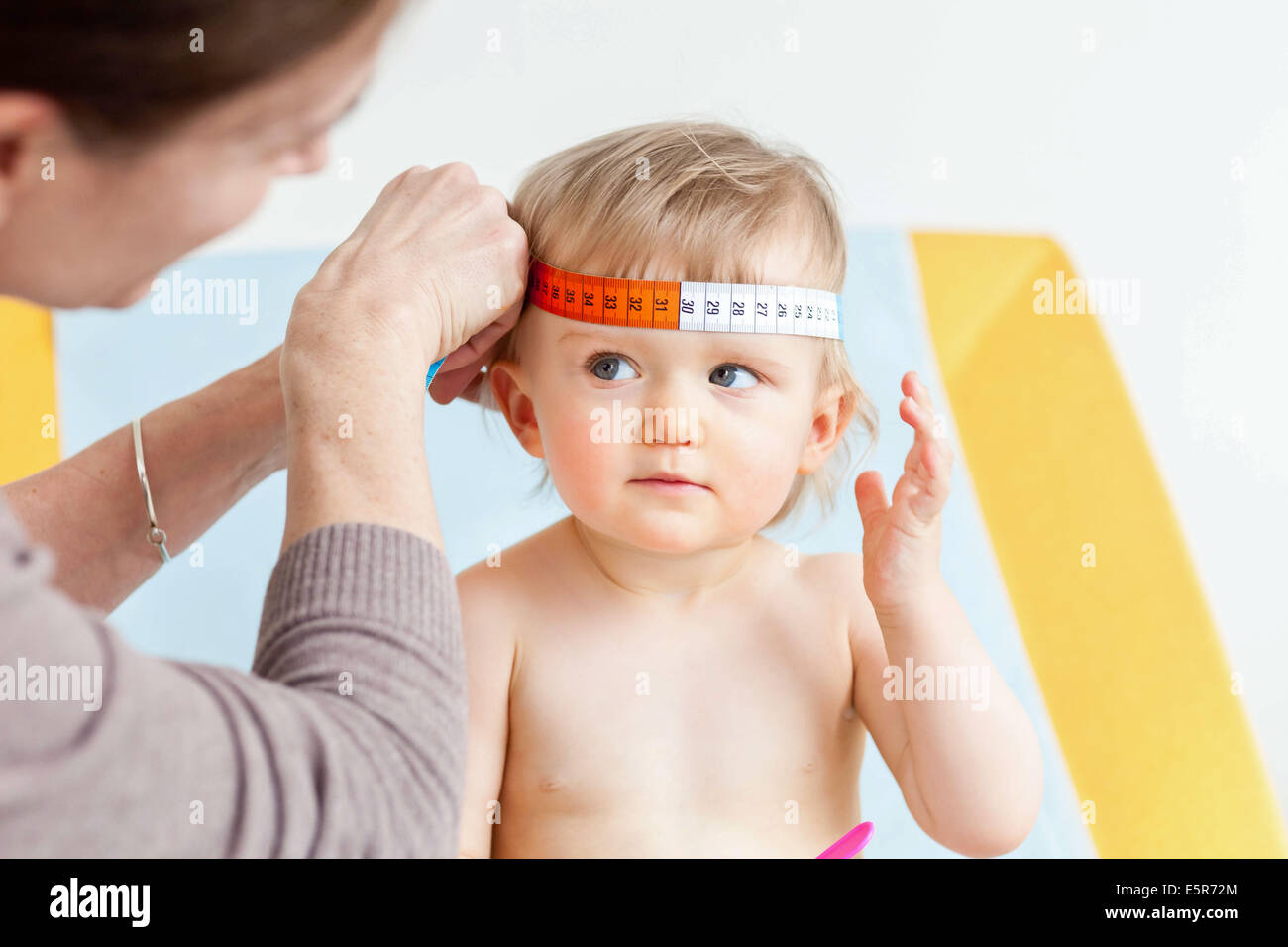 La Mesure De La Circonference D Un 14 Month Old Baby S Head Perimetre Cranien Avec Un Ruban A Mesurer Photo Stock Alamy La Mesure De La Circonference D Un 14 Month Old Baby S Head Perimetre Cranien Avec Un Ruban A Mesurer Photo Stock Alamy