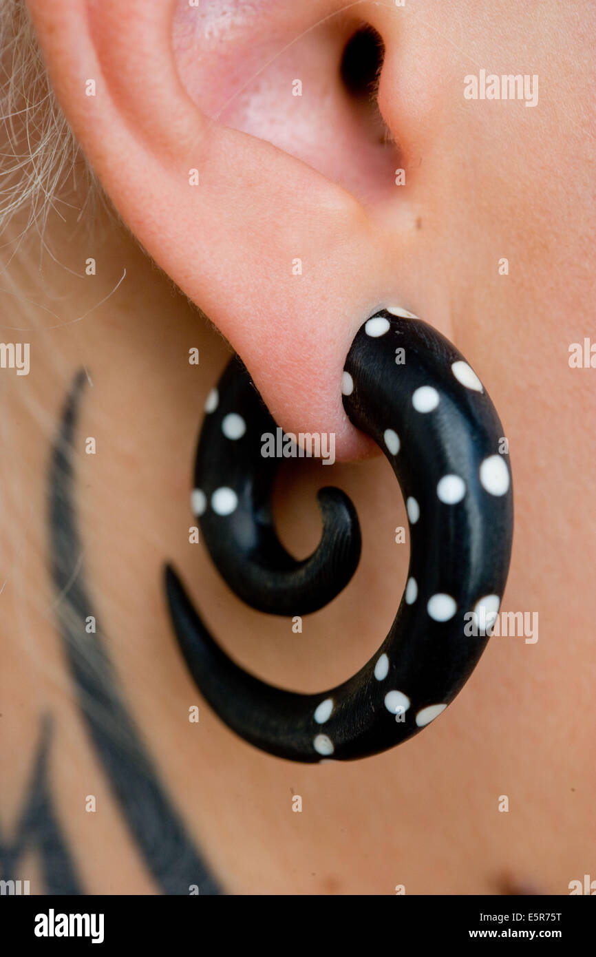 Piercing d'oreille Banque de photographies et d'images à haute résolution -  Alamy