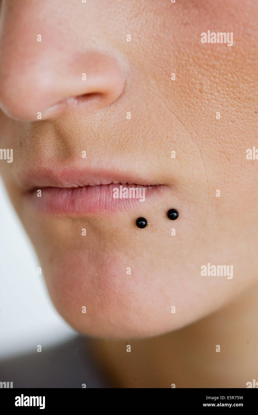 Close-up de piercing lèvre Photo Stock - Alamy