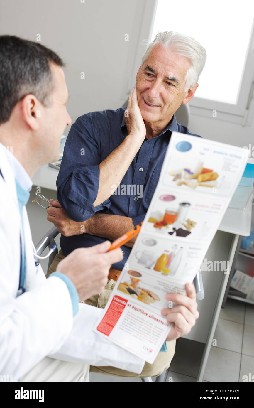 Senior patient recevant l'éducation nutritionnelle à partir de spécialiste de la santé au cours de la consultation médicale. Banque D'Images