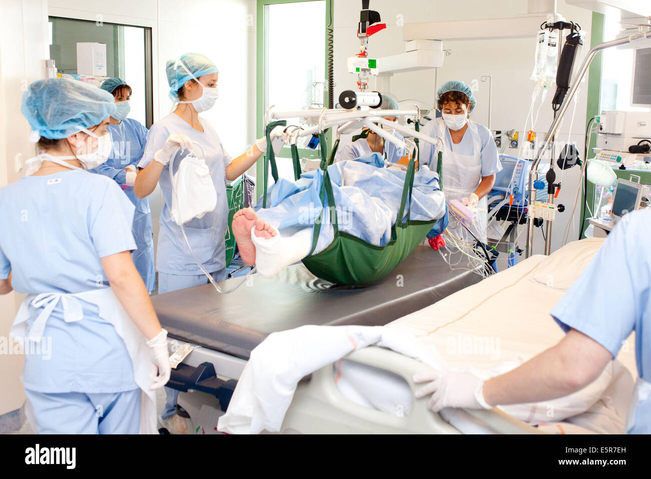 La prise en charge d'un patient à l'urgence, brûler, département de l'hôpital de Bordeaux, France. Banque D'Images