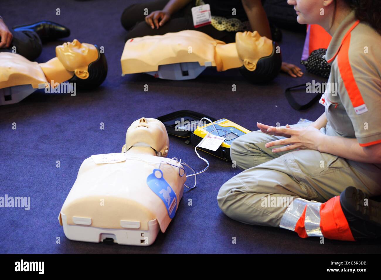 Cours de formation en premiers soins donnée par la Croix Rouge (Croix Rouge  ) Paris, France ici, formateur montrant semi-automatiques Photo Stock -  Alamy