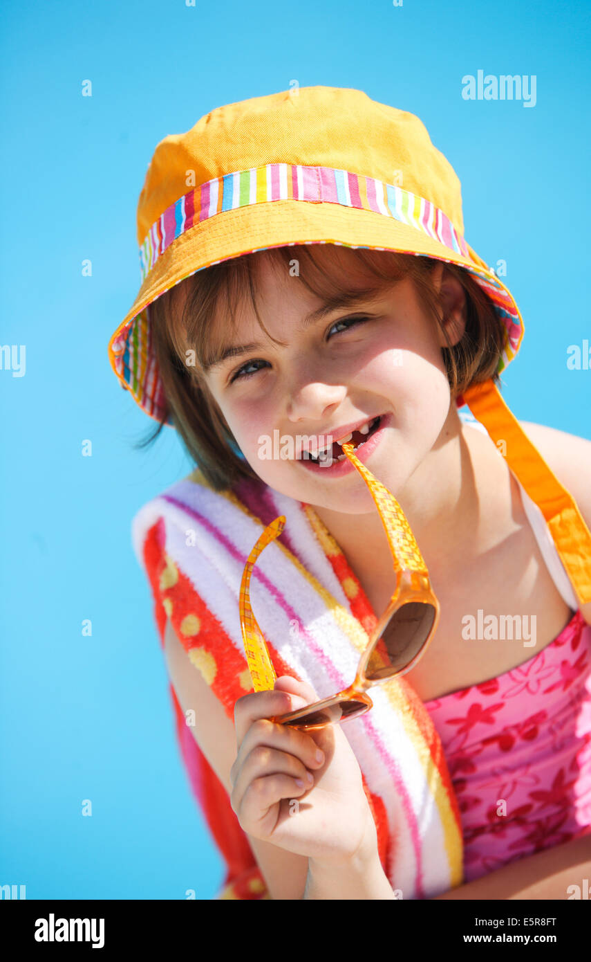 7 ans, fille avec chapeau de soleil et lunettes de soleil Photo Stock -  Alamy