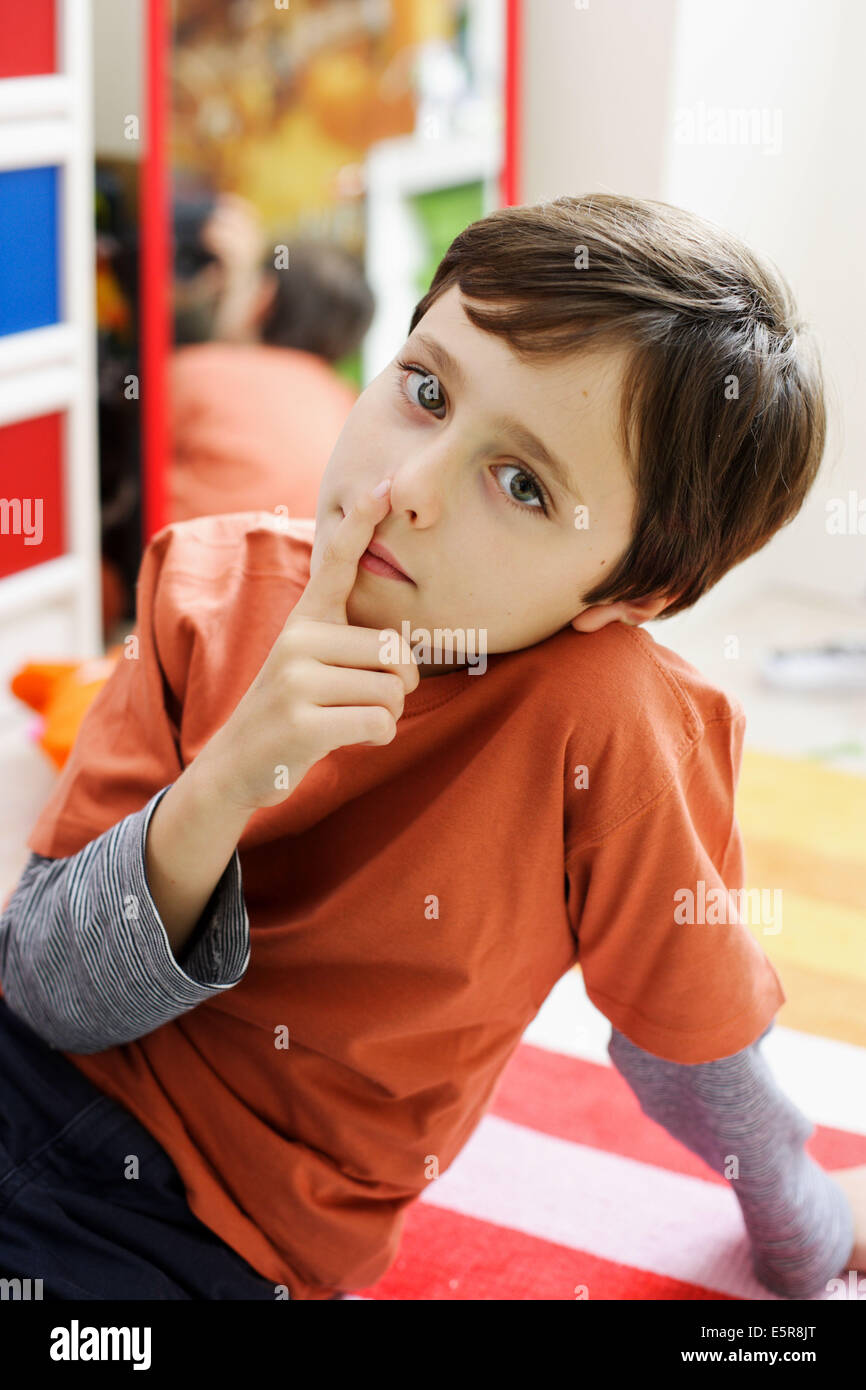 Enfant de 8 ans avec un saignement de nez. Banque D'Images
