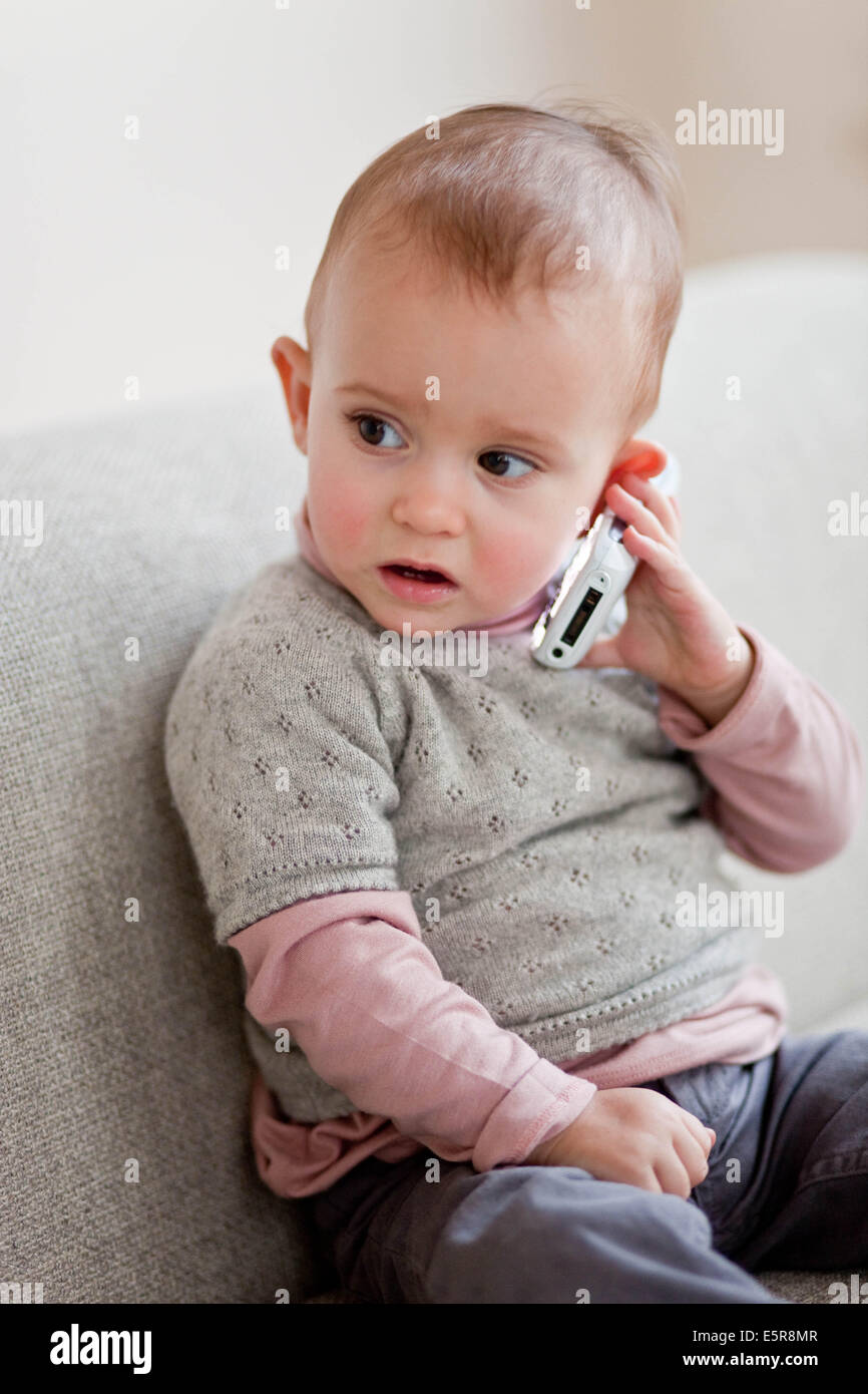 Bebe De 14 Mois Avec Un Telephone Cellulaire Photo Stock Alamy Bebe De 14 Mois Avec Un Telephone Cellulaire Photo Stock Alamy
