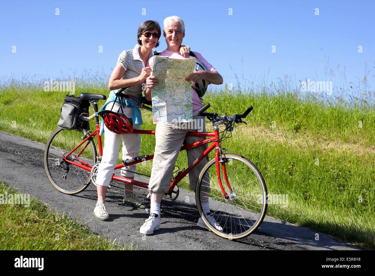 Senior couple riding vélo tandem. Banque D'Images