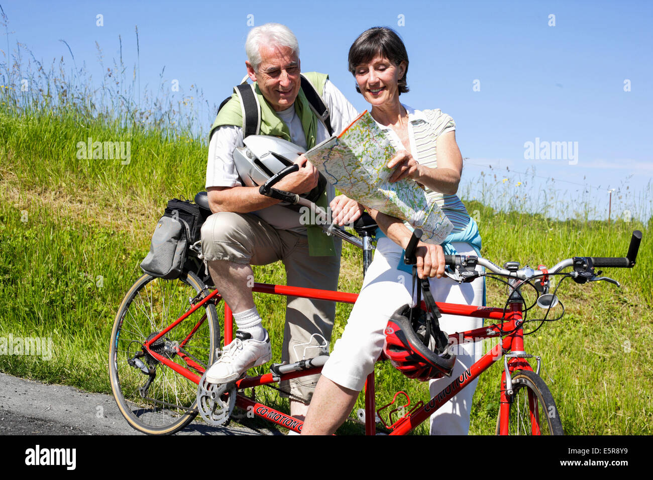 Senior couple riding vélo tandem. Banque D'Images