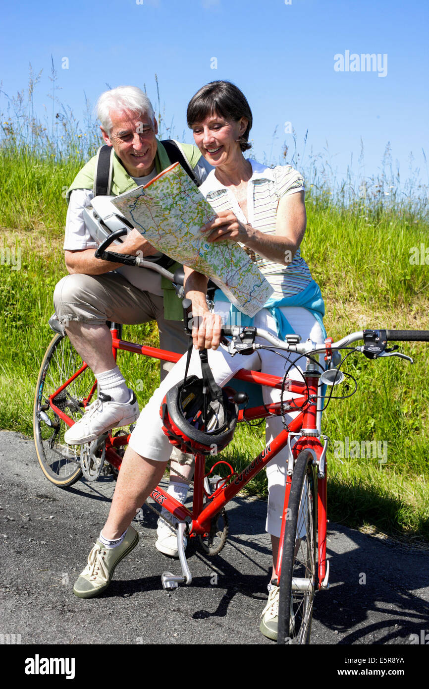 Senior couple riding vélo tandem. Banque D'Images