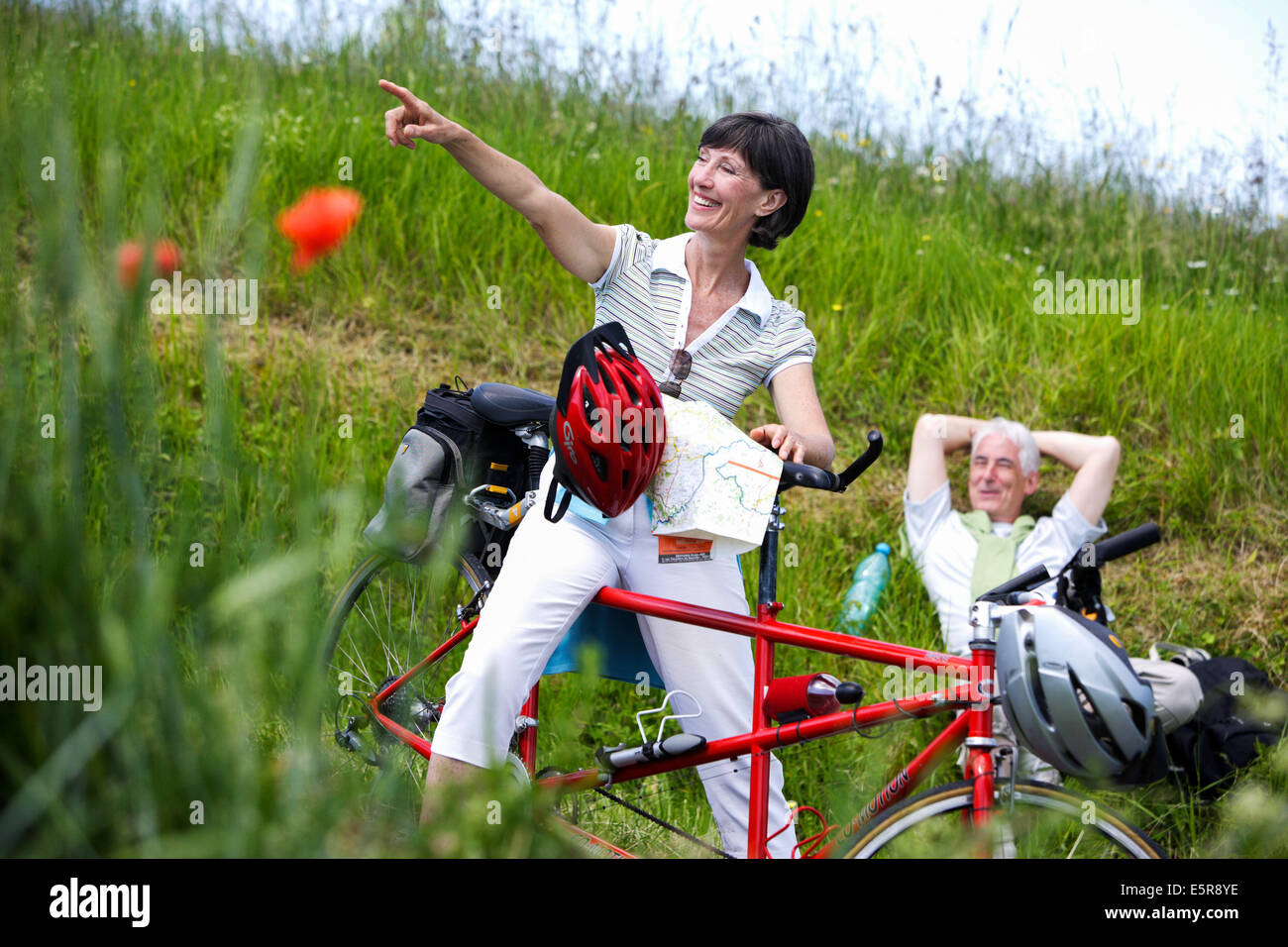 Senior couple riding vélo tandem. Banque D'Images
